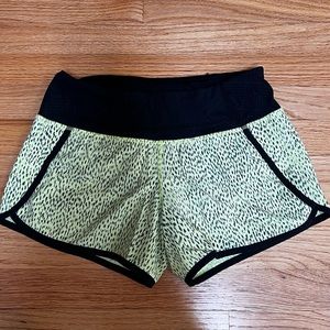 Lululemon Athletica Speed Up Size 4 (Yellow Cheetah)